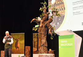 Was dem Wald zu schaffen macht, verdeutlichte „Ed Wood“, der während des Waldforums mehrfach auf die Bühne kam und zum Publikum sprach.