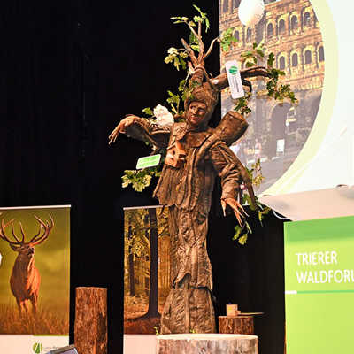 Was dem Wald zu schaffen macht, verdeutlichte „Ed Wood“, der während des Waldforums mehrfach auf die Bühne kam und zum Publikum sprach.