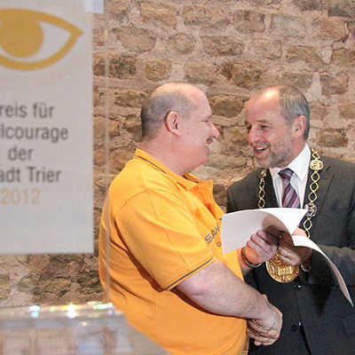 OB Klaus Jensen überreicht Paul Trappen (oben, links) die Urkunde zum Preis für Zivilcourage der Stadt Trier. Auch Nikolaus Meyer (unten Mitte) und Heinz Diegler (unten r.) freuen sich über die Auszeichnung.