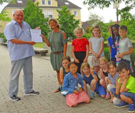 Die Grundschulkinder aus Tarforst freuen sich über die Urkunde für ihr Baumbeet. 