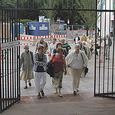 Touristen strömen vom Simeonstiftplatz zur Konstantin-Ausstellung im Stadtmuseum. Bald sollen auch die letzten Bauzäune verschwunden sein.