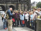 Wie diese Schulklasse nehmen jährlich Zehntausende Touristen an einer Stadtführung der Tourist-Information teil.