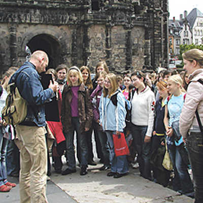 Wie diese Schulklasse nehmen jährlich Zehntausende Touristen an einer Stadtführung der Tourist-Information teil.
