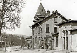 Historische Schwarz-Weiß-aufnahme eines Verwaltungsgebäudes mit Turmerker