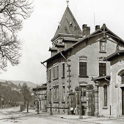 Auf der historischen Aufnahme von 1909 aus der Sammlung Laven steht das markante Verwaltungsgebäude des Schlachthofs im Blickpunkt. Foto: Stadtarchiv