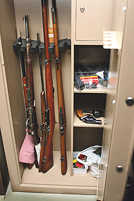 Im Waffenschrank des Ordnungsamtes landen auch Waffen, die von ihren Besitzern freiwillig abgegeben werden.