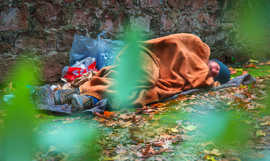 Schlafplatz eines Obdachlosen im Freien