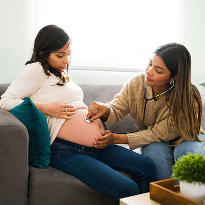 Hebammen betreuen schwangere Frauen vor, während und nach der Geburt und sind somit eine unverzichtbare Begleitung in dieser intensiven Lebensphase. Foto: Adobe Stock/Antonio Diaz