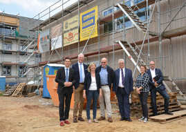 OB-Referent Matthias Berntsen, OB Wolfram Leibe, Finanzministerin Doris Ahnen, der stellvertretende Ortsvorsteher Dirk Steffens, Baudezernent Andreas Ludwig, Antonia Darmer vom Jugendamt und Sebastian Schön von der Gebäudewirtschaft vor der Kita in Feyen. OB-Referent Matthias Berntsen, OB Wolfram Leibe, Finanzministerin Doris Ahnen, der stellvertretende Ortsvorsteher Dirk Steffens, Baudezernent Andreas Ludwig, Antonia Darmer vom Jugendamt und Sebastian Schön von der Gebäudewirtschaft vor der Kita in Feyen.