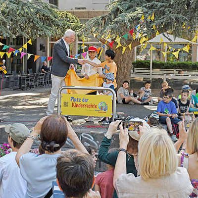 Der „Platz der Kinderrechte“ wurde Mitte Juni 2023 mit einem inklusiven Fest von Kindern aus verschiedenen Einrichtungen auf dem Kornmarkt eingeweiht. Oberbürgermeister Wolfram Leibe (hinten Mitte) hatte die Schirmherrschaft übernommen.
