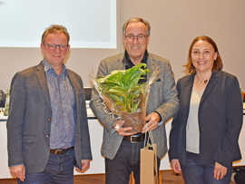 Stefan Metzdorf und Barbara Schwarz danken Gregor Eibes und überreichen ihm einen Topfpflanze.