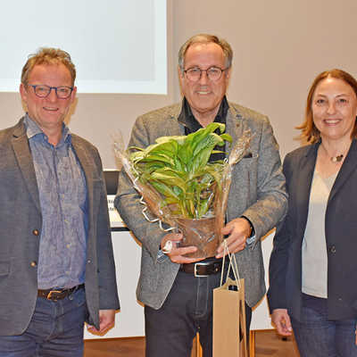 Landrat Stefan Metzdorf und VRT-Geschäftsführerin Barbara Schwarz danken Landrat Gregor Eibes (Mitte), der sich 14 Jahre für den VRT engagierte. Foto: VRT