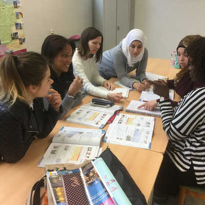 Frauen aus zahlreichen Herkunftsländern sitzen bei einem Deutschkurs an einem Tisch. Archivfoto: Beirat für Migration und Integration