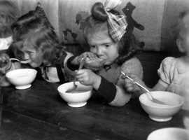 Dank Schweizer Spenden konnten sich Trierer Kinder in den Hungerjahren nach dem Krieg endlich einmal satt essen.