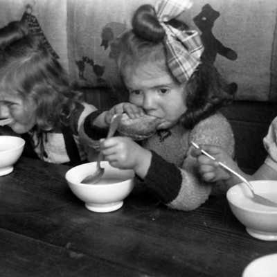 Dank Schweizer Spenden konnten sich Trierer Kinder in den Hungerjahren nach dem Krieg endlich einmal satt essen. Zwischen 1946 und 1948 halfen Schweizer Privatpersonen und Hilfsorganisationen den Trierern großzügig mit Nahrung, Kleidung und Medikamenten. Foto: Stadtarchiv 