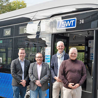 Freuen sich über Triers ersten Elektro-Gelenkbus: SWT-Vorstand Arndt Müller, OB Wolfram Leibe, sowie Elmar Kandels und Daniel Walther, Geschäftsführer und Prokurist der SWT-Verkehrs-GmbH (v. r.). Foto: Ensch Media