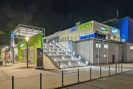 Der neue Namenszusatz der Trierer Multifunktionshalle ist an der instandgesetzten Fassade auch in den Abendstunden gut sichtbar. Foto: Simon Engelbert