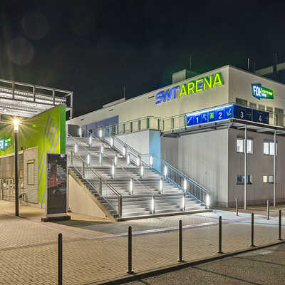 Der neue Namenszusatz der Trierer Multifunktionshalle ist an der instandgesetzten Fassade auch in den Abendstunden gut sichtbar. Foto: Simon Engelbert
