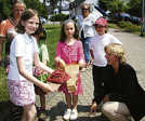 Die Hortkinder vom Trimmelter Hof demonstrieren Wirtschaftsdezernentin Christiane Horsch (r.), wie mit dem Schäufelchen der künstliche Hundehaufen in die Papiertüte befördert wird.