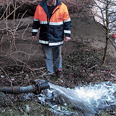 Werner Heib, Stadtwerke-Monteur im Bereich Gas- und Wassernetz, bei der Frostspülung. Foto: SWT