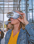 Die Teilnehmenden setzen sich an den Stationen des Rundgangs VR-Brillen auf. Foto: Jan Malburg/TTM