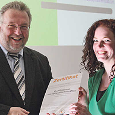 Schul- und Kulturdezernet Ulrich Holkenbrink zeichnet Patricia Surges für ihre Weiterbildung mit einem Zertifikat des rheinland-pfälzischen Kultusministeriums aus.