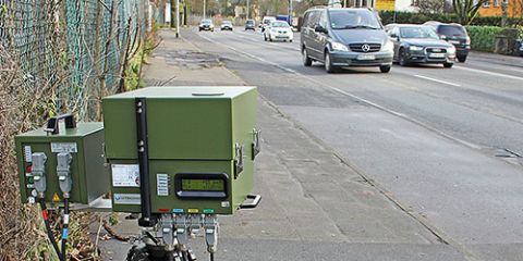 Ein Messgerät zur Geschwindigkeitskontrolle im Einsatz an der Zurmaiener Straße.