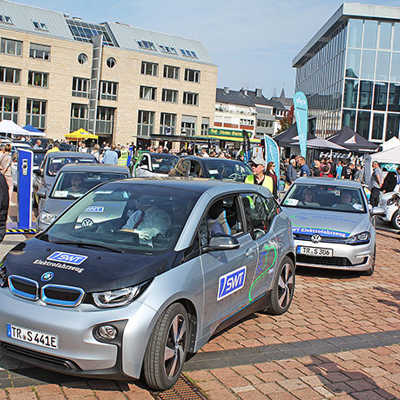 Der erste Trierer Erlebnistag zur Elektromobilität im September 2017 war gut besucht. Vom Viehmarkt aus starteten E-Autos zu einer Rallye durch das Umland mit Spezialaufgaben.