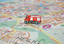Stadtplan mit Feuerwehrauto. Abbildung: Archiv/PA