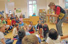 Zum Auftakt des Lesesommers begeistert Schultheaterpädagoge Bruno Plum Kinder der Martin-Grundschule in der Stadtbibliothek Palais Walderdorff mit einem Mitmachtheater. 