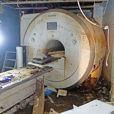 Die Flut hat den tonnenschweren Magnet-Resonanz-Tomografen der radiologischen Praxis im Untergeschoss des Ehranger Krankenhauses verrückt und zerstört. Foto: Bettina Leuchtenberg