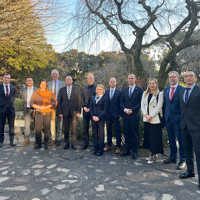 Die Trierer Delegation hat sich zum Gruppenbild mit dem deutschen Botschafter in Japan aufgestellt.