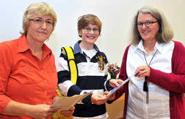 Foto: Gaby Adams und  Mechthild Brezing gratulieren Patrick Kloster