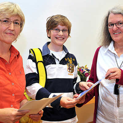 Gaby Adams (links) und  Mechthild Brezing von der Stadtbibliothek Palais Walderdorff gratulieren Patrick Kloster. Foto: Rolf Lorig