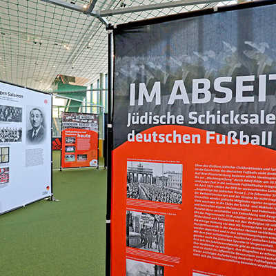In der Ausstellung „Im Abseits“ stehen die Schicksale vergessener jüdischer Fussballer im Fokus. Foto: Carsten Kobow