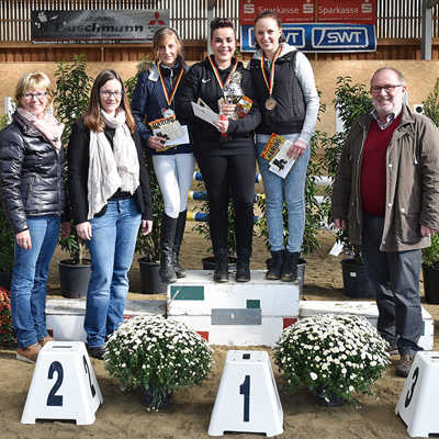 Siegerehrung für Esther Knopp, RV Trier (zweiter Platz), Svenja Kimmlingen (Siegerin) und Katharina Candels (dritter Platz, beide vom RSV Gestüt Hohensonne). Foto: SWT