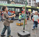 Die ersten Trierer Veranstaltungen zum Weltkindertag fanden auf dem Hauptmarkt statt. Die Aufnahme vor dem Boscomobil entstand im September 2009. 