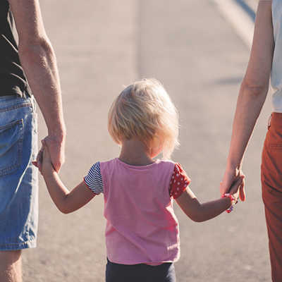 Paare, die ein Kind adoptieren, können auch nach dem Abschluss dieses Schritts die Beratung des Jugendamts nutzen. In den Prozess kann die Herkunftsfamilie des Kindes einbezogen werden. Foto: pixabay