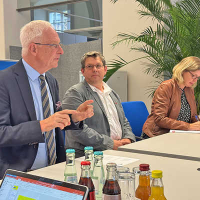 Oberbürgermeister Wolfram Leibe im Gespräch mit den Vertreterinnen und Vertretern der Kreishandwerkerschaft. Foto: Wirtschaftsförderung