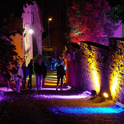 Bei der Aktion „Ehrang leuchtet“, zu der das Quartiersmanagement im Herbst eingeladen hatte, gab es unter anderem eine spektakuläre Illumination der Stadtmauer in der Fröhlicherstraße. Foto: Andreas Hofmann