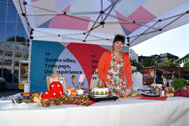 Köchin Anne Faber an ihrem Stand auf dem Trierer Wochenmarkt.