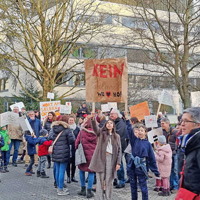 Vor dem Beginn der Stadtratssitzung demonstrieren Kinder, Eltern sowie Mitarbeitende des Horts Heiligkreuz für den Verbleib ihrer Einrichtung im Grundschulgebäude des Stadtteils.