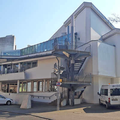 Das in der zweiten Hälfte der 80er Jahren errichtete Gebäude der Porta Nigra-Schule in der Engelstraße unterscheidet sich in seiner expressiven Architektur deutlich von anderen Schulimmobilien. Seit August 2020 befindet es sich in städtischer Trägerschaft.