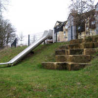 Die Rutsche, vom unteren Spielplatzniveau aus gesehen