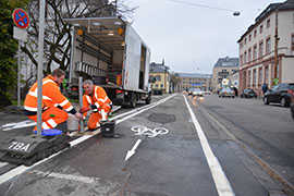 Andreas Heinen (r.) und Martin Becker vom städtischen Tiefbauamt versetzen Verkehrsschilder, damit die Radfahrer freie Fahrt haben.