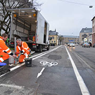 Andreas Heinen (r.) und Martin Becker vom städtischen Tiefbauamt versetzen Verkehrsschilder, damit die Radfahrer freie Fahrt haben.