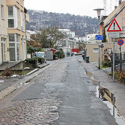 Die als Spielstraße ausgeschilderte Benediktinerstraße im Maarviertel weist erhebliche Fahrbahnschäden auf.