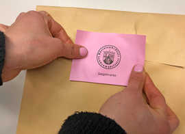 Die abgegebenen Stimmzettel werden vom Wahlvorstand in verschiedene Kategorien sortiert, verpackt und anschließend versiegelt.