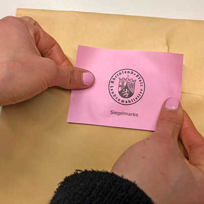 Die abgegebenen Stimmzettel werden vom Wahlvorstand in verschiedene Kategorien sortiert, verpackt und anschließend versiegelt. Die versiegelten Umschläge kommen in den Wahlkoffer, welcher dann dem Wahlamt übergeben wird.