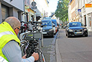Testbetrieb im Herbst 2015: Ein Mitarbeiter der städtischen Verkehrsüberwachung richtet eine Geschwindigkeitsmessanlage in der Karl-Marx-Straße ein. Hier gilt Tempo 30.